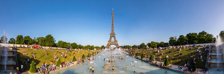 Panoramablick auf den Eiffelturm und Menschen, die sich im Trocadero-Brunnen abkühlen, Paris, Frankreich - HSIF00758