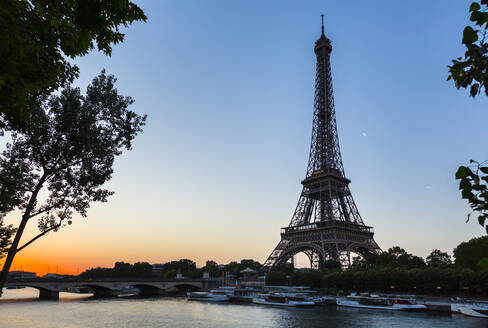 Eiffelturm am Seine-Fluss bei klarem Himmel und Sonnenuntergang, Paris, Frankreich - HSIF00759