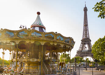 Karussell und Eiffelturm gegen klaren Himmel bei Sonnenaufgang, Paris, Frankreich - HSIF00760