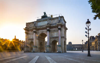 Arc de triomphe du carrousel gegen klaren Himmel bei Sonnenuntergang, Paris, Frankreich - HSIF00762