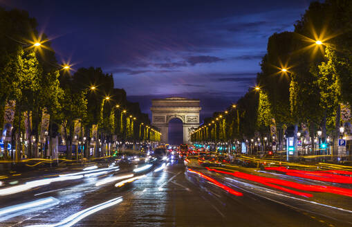 Arc de triomphe gegen blauen Himmel bei Nacht, Paris, Frankreich - HSIF00764