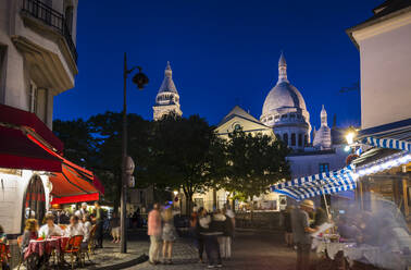 Tourists on street of Montmartre in Paris, France - HSIF00775