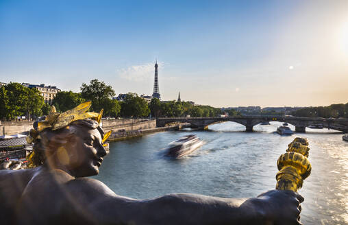 Pont Alexandre III an der Seine an einem sonnigen Tag in Paris, Frankreich - HSIF00776