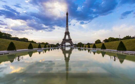 Eiffelturm an der Seine gegen blauen Himmel bei Sonnenuntergang, Paris, Frankreich - HSIF00782