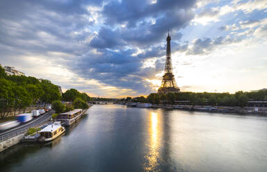 Eiffelturm an der Seine vor blauem Himmel bei Sonnenaufgang, Paris, Frankreich - HSIF00783