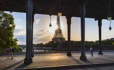Eiffelturm von der Brücke aus gesehen vor blauem Himmel bei Sonnenaufgang, Paris, Frankreich - HSIF00784