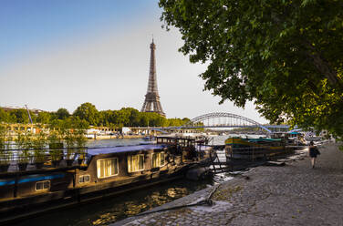 Eiffelturm an der Seine gegen den klaren blauen Himmel bei Sonnenaufgang, Paris, Frankreich - HSIF00785