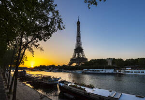 Eiffelturm an der Seine gegen den klaren blauen Himmel bei Sonnenaufgang, Paris, Frankreich - HSIF00792