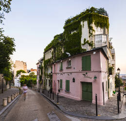 Gebäude an der Straße bei klarem Himmel, Paris, Frankreich - HSIF00793