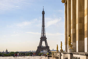 Eiffelturm vor bewölktem Himmel, Paris, Frankreich - HSIF00794