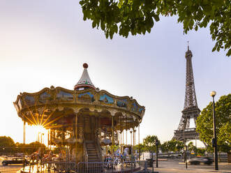 Karussell und Eiffelturm gegen klaren Himmel bei Sonnenaufgang, Paris, Frankreich - HSIF00795