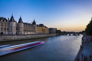 Kreuzfahrtschiff in der Seine gegen den klaren blauen Himmel bei Sonnenaufgang, Paris, Frankreich - HSIF00801