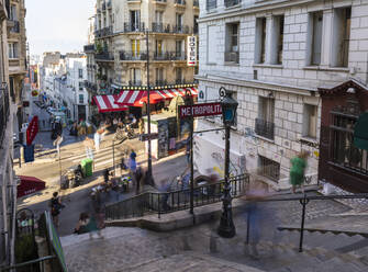 Touristen auf den Stufen des Montmartre in Paris, Frankreich - HSIF00806
