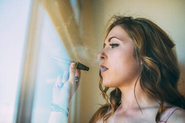 Frau raucht Marihuana in einem Glas Blunt - ADSF05684