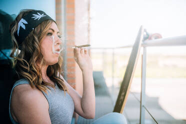 Junge Frau raucht einen Cannabis-Joint - ADSF05690