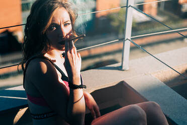 Junge Frau raucht einen Cannabis-Joint - ADSF05705