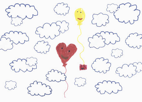 Kinderzeichnung anthropomorphe Luftballons schweben in bewölktem Himmel - FSIF04977