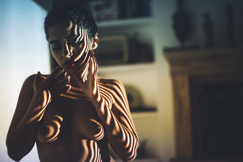 Nackte junge Frau posiert im Studio mit geschlossenen Augen - ADSF05725