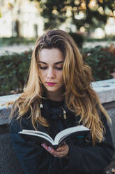 Frau liest Buch im Park - ADSF05781