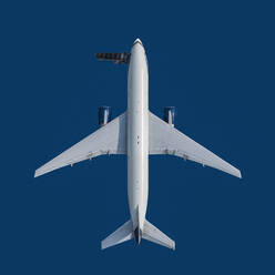 Blick von oben Flugzeug auf blauem Hintergrund - FSIF05004