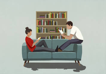 Ehepaar liest Bücher auf dem Sofa zu Hause - FSIF05013