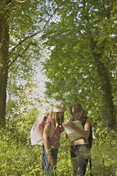 Mädchen mit Notizbuch auf einem Ausflug in den Wald - FSIF05090