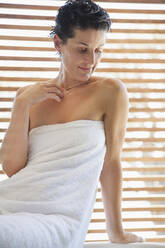 In ein Handtuch gewickelte Frau im Badezimmer - FSIF05132