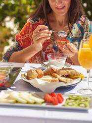 Crop Ansicht der weiblichen Hände machen Toast mit Marmelade am Morgen - ADSF05933