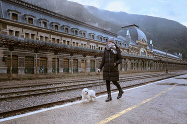 Frau mit Hund auf dem Bahnhof - ADSF05953