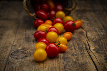 Tomaten, die aus dem Weidenkorb fallen - LVF08989