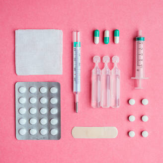 Stilleben mit medizinischem Material auf rosa Hintergrund - CAVF87378