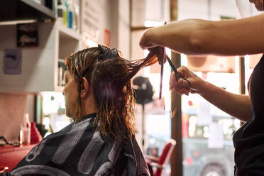 Nahaufnahme eines Friseurs, der einem Kunden die Haare schneidet. Kleines Unternehmen - CAVF87386