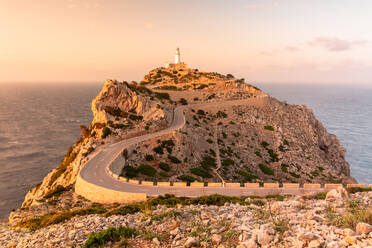 Leuchtturm von Kap Formentor auf Mallorca mit den rötlichen Tönen des Sonnenuntergangs - CAVF87400