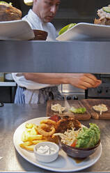 Pub-Essen in der Großküche eines britischen Pubs servierfertig - CAVF87424
