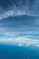 Blick auf weiße Wolken am blauen Himmel von oben - ADSF05996