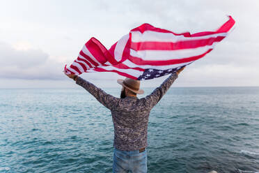 Mann mit amerikanischer Flagge - ADSF06064