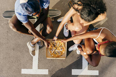 Junge Leute essen Pizza auf der Straße - ADSF06077