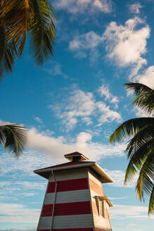 Tropische Küste mit kleinem hölzernem Leuchtturm auf einem Pier mit gelben Häusern in Reihe, Panama - ADSF06123