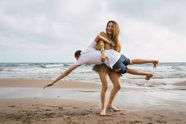 Zwei lachende junge Freunde, die im Sommer am Meer herumalbern - ADSF06252