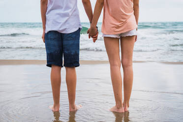 Teenager friends standing back at the beach - ADSF06258