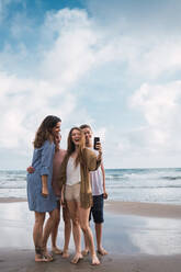 Kinder nehmen Selfie auf Meer Hintergrund - ADSF06264