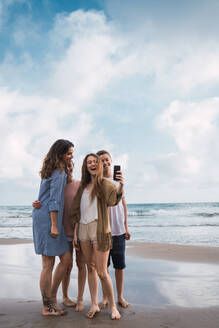 Kinder nehmen Selfie auf Meer Hintergrund - ADSF06264