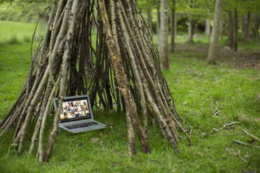 Videokonferenz auf dem Laptop-Bildschirm im Tipi der Filiale - CAIF28600