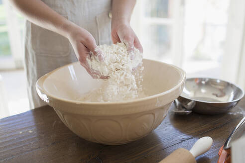 Frau beim Backen in der Küche - CAIF28648