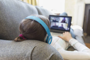 Teenager-Mädchen im Video-Chat mit Freunden auf dem Sofa - CAIF28658