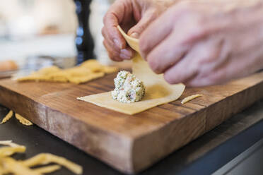 Close up Frau macht frische hausgemachte Ravioli - CAIF28670