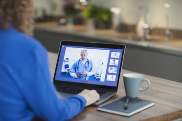 Frau bei Videokonferenz mit Arzt auf Laptop-Bildschirm - CAIF28750