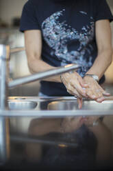 Frau beim Händewaschen am Spülbecken - CAIF28799