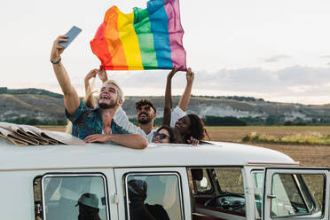 Menschen mit LGBT-Flagge im Van machen Selfie - ADSF06296