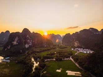 Felder und Stadt in Guangxi, umgeben von Bergen - ADSF06325